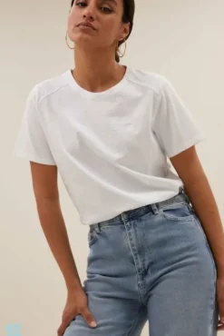 By bar Tops & T-shirts<holy logo top | bright white