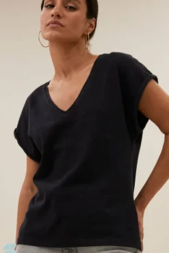 By bar Tops & T-shirts<momi logo top | jet black