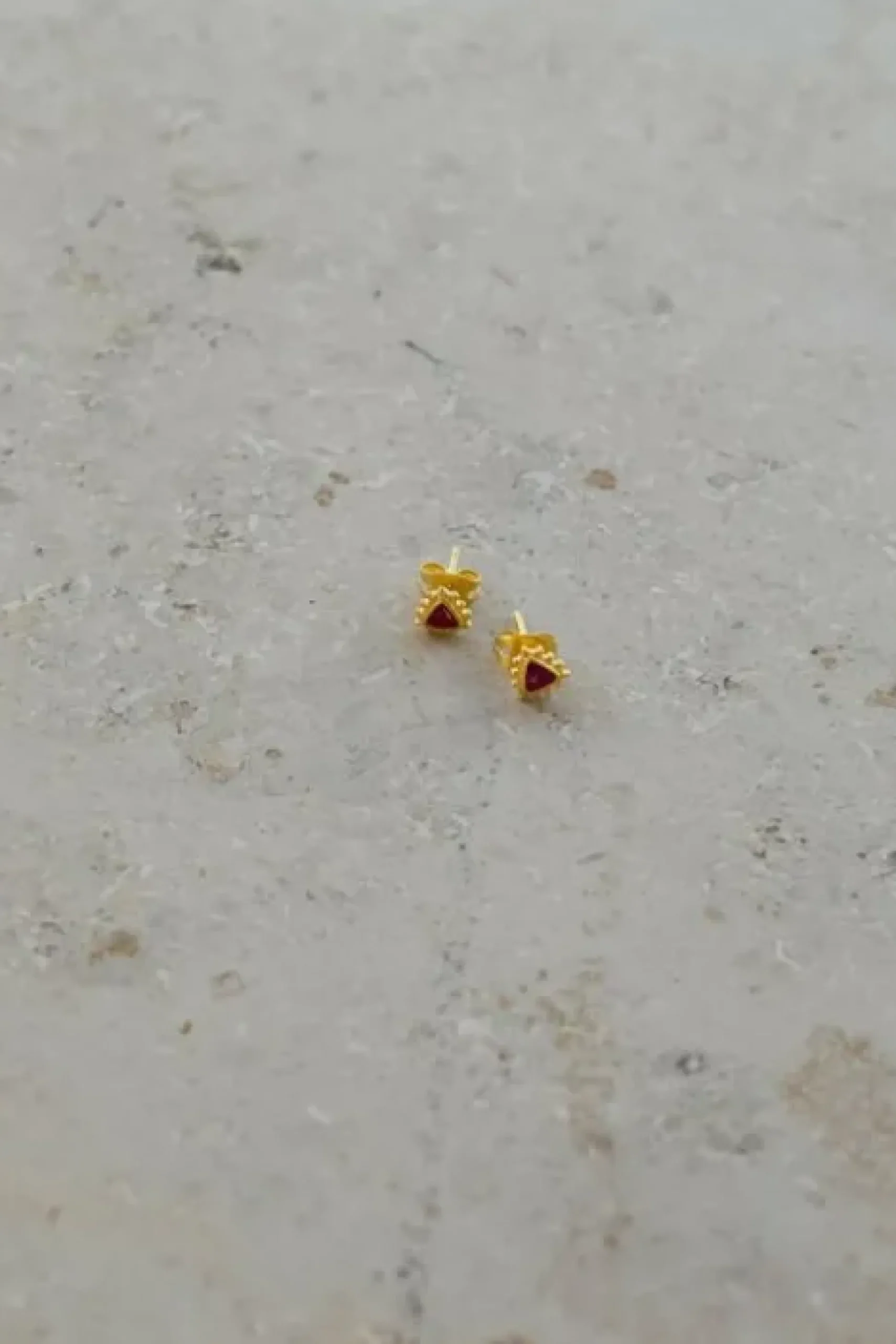By bar Boucles D'oreilles<PD triangle stud earring | ruby